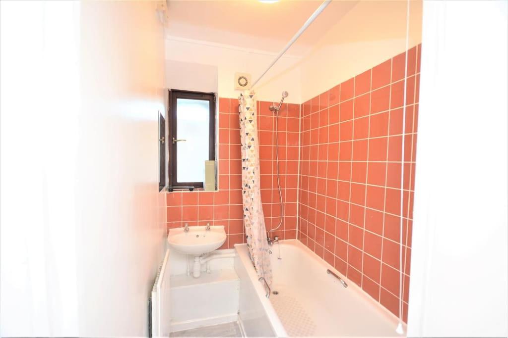 Lovely 4 Bedroom Apartment Close To The City Walking Distance From The Rivere View London Eksteriør billede