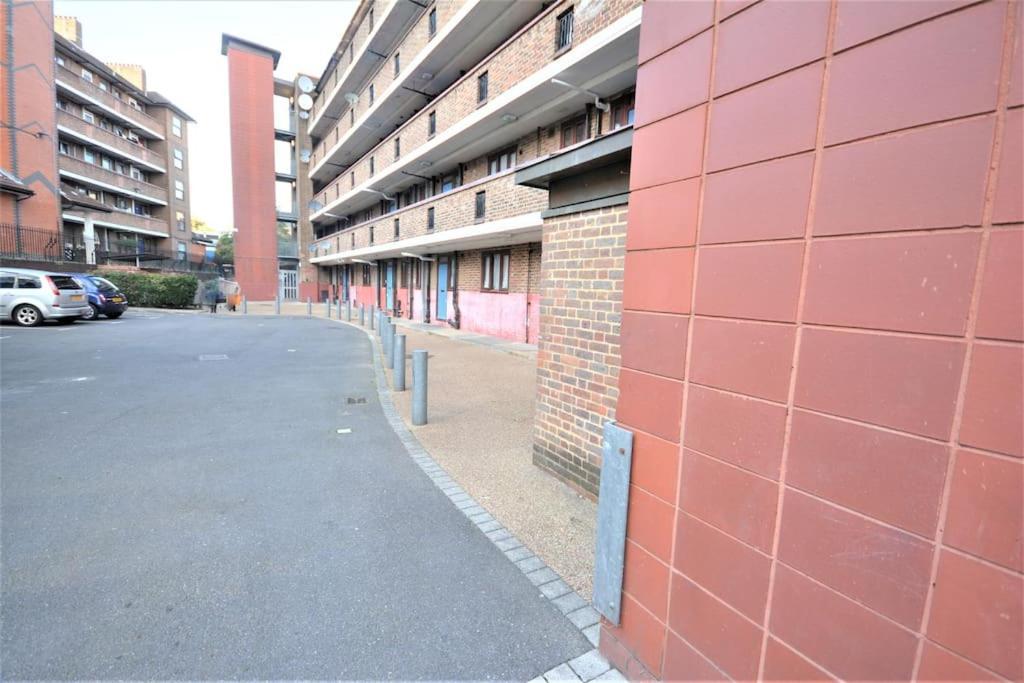 Lovely 4 Bedroom Apartment Close To The City Walking Distance From The Rivere View London Eksteriør billede