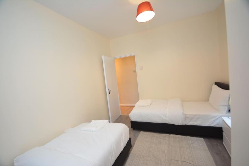 Lovely 4 Bedroom Apartment Close To The City Walking Distance From The Rivere View London Eksteriør billede