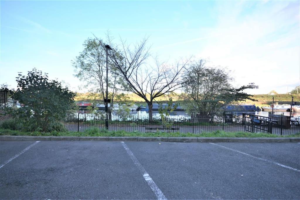 Lovely 4 Bedroom Apartment Close To The City Walking Distance From The Rivere View London Eksteriør billede