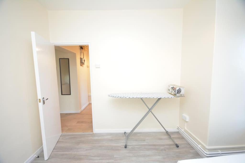 Lovely 4 Bedroom Apartment Close To The City Walking Distance From The Rivere View London Eksteriør billede