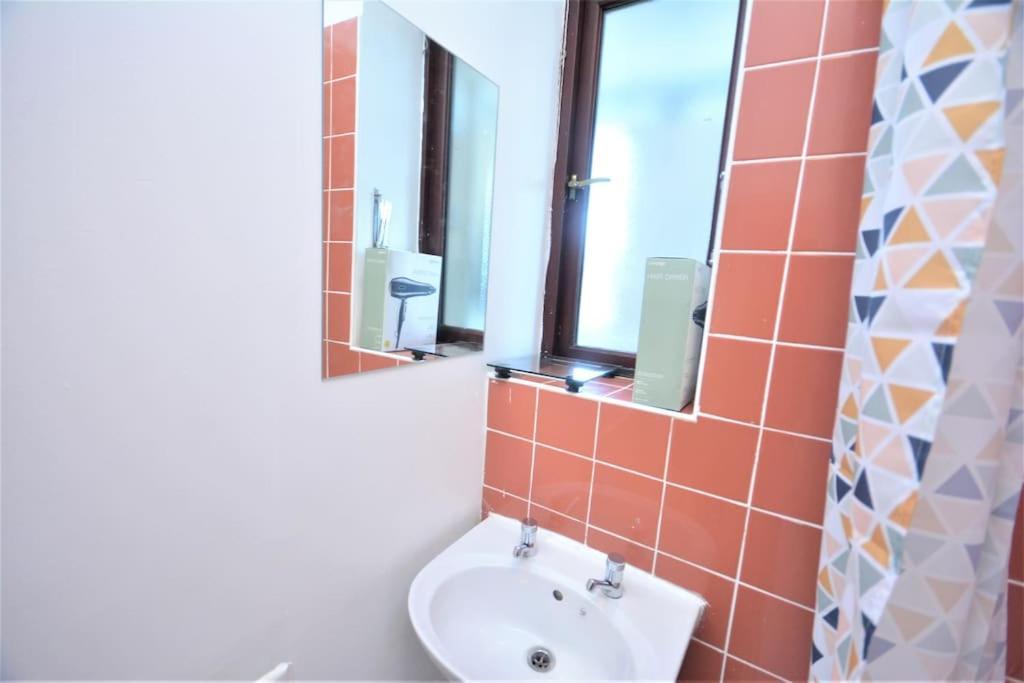 Lovely 4 Bedroom Apartment Close To The City Walking Distance From The Rivere View London Eksteriør billede